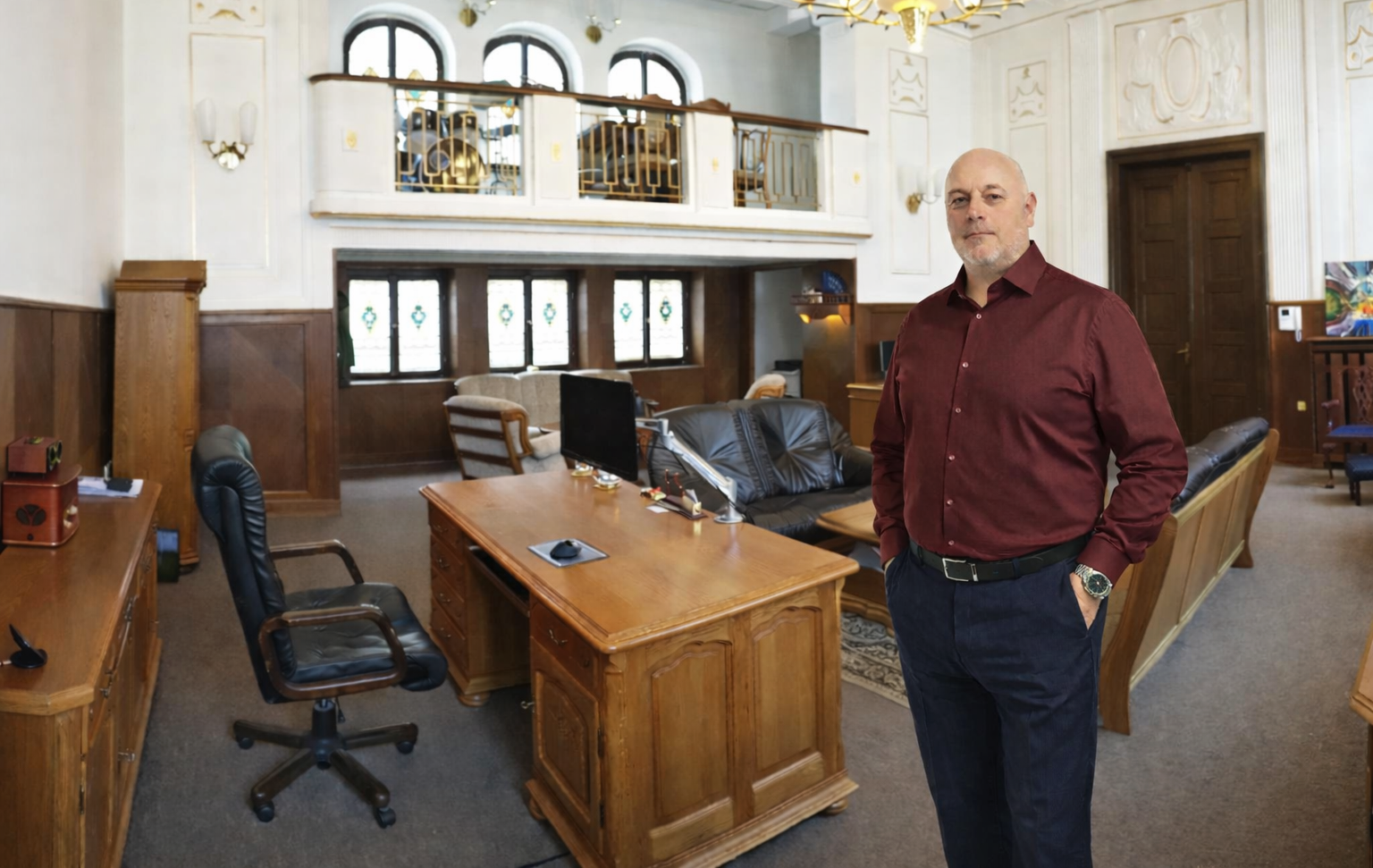 Elegant_muz_v_kancelari_-_UPRAVENA